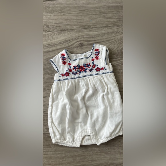 Various Rompers 6-12M - Picture 8 of 9